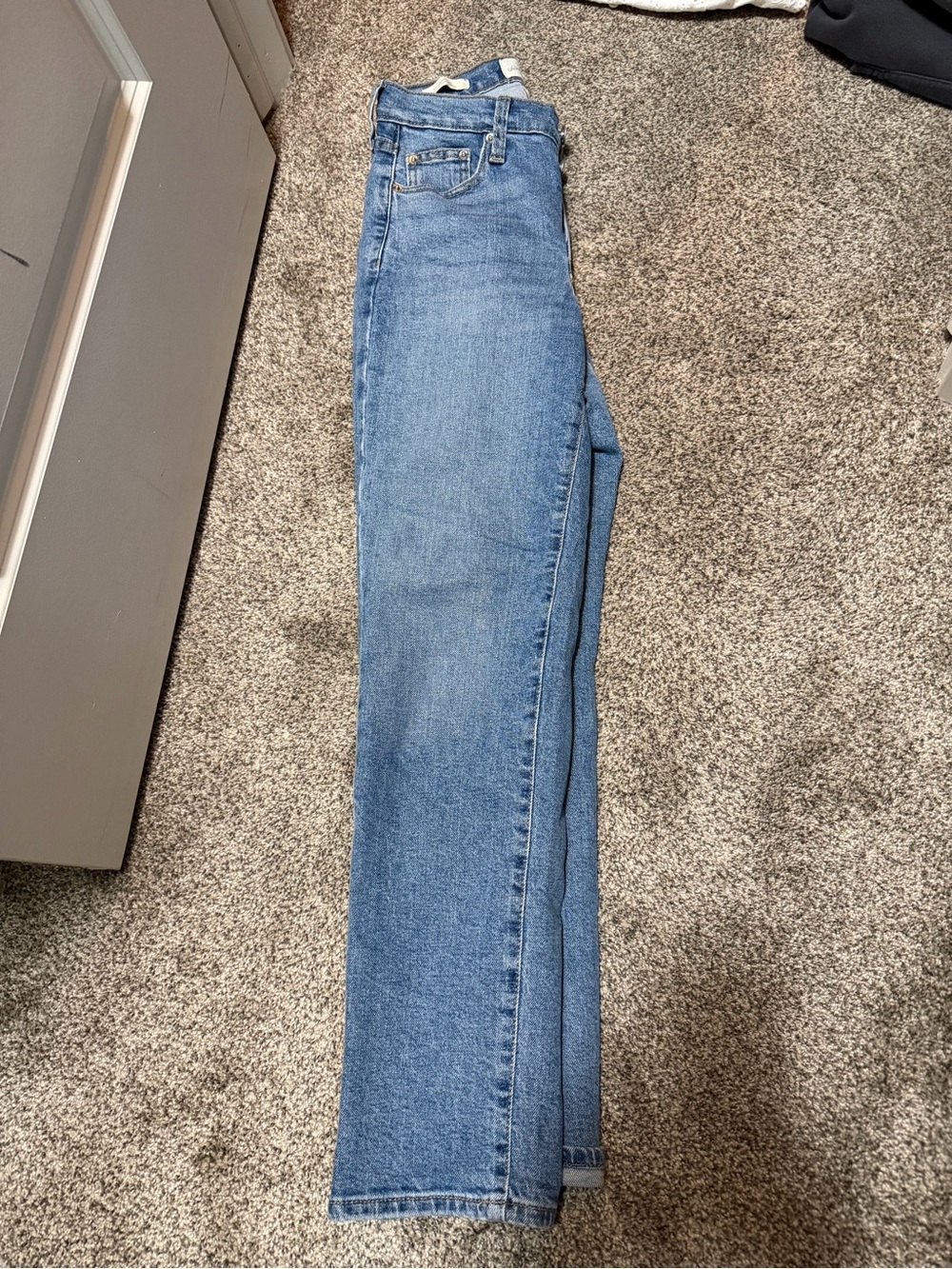 Universal Thread Women's Light Blue Straight-Leg Jeans